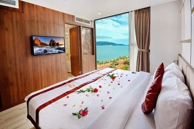 Deluxe Tek Büyük veya İki Ayrı Yataklı Oda, Kısmi Deniz Manzaralı