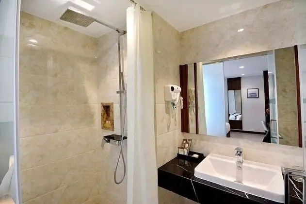 Deluxe Tek Büyük veya İki Ayrı Yataklı Oda, Kısmi Deniz Manzaralı