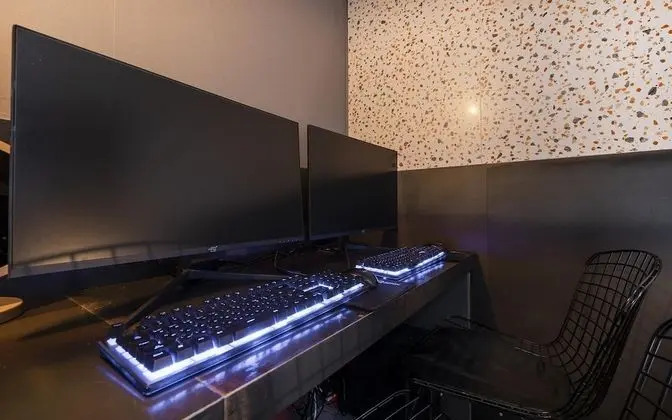 Oda (High-end couple PC room (Netflix avai)