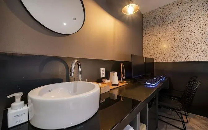 Oda (High-end couple PC room (Netflix avai)