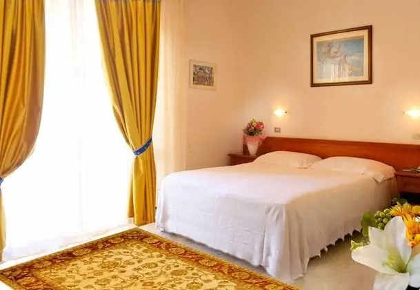 Büyük Yataklı Tek Kişilik Oda