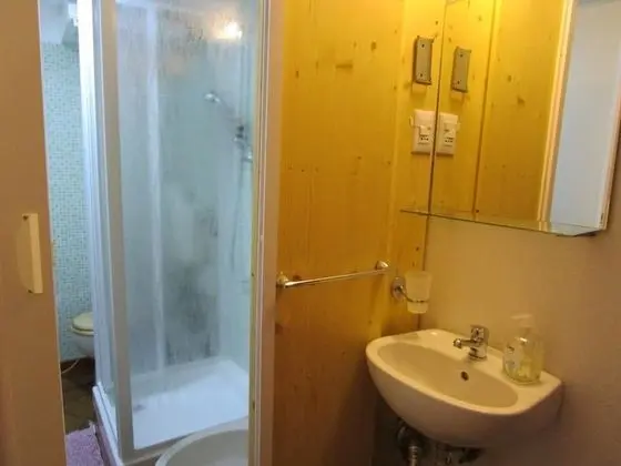 Oda, 2 Tek Kişilik Yatak