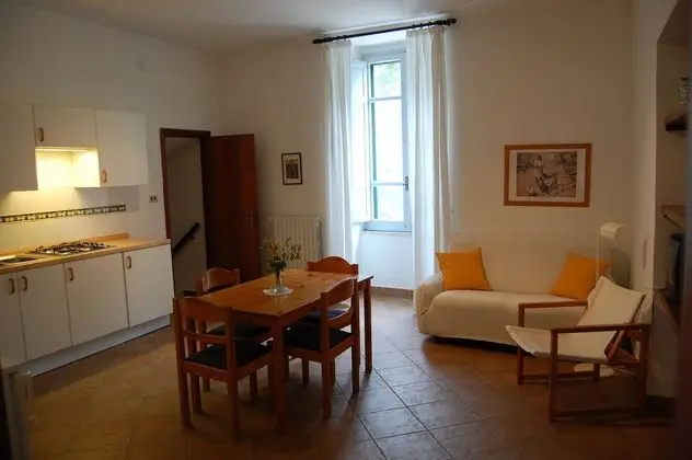 Basic Apart Daire, 2 Yatak Odası, Mutfak, Avlu