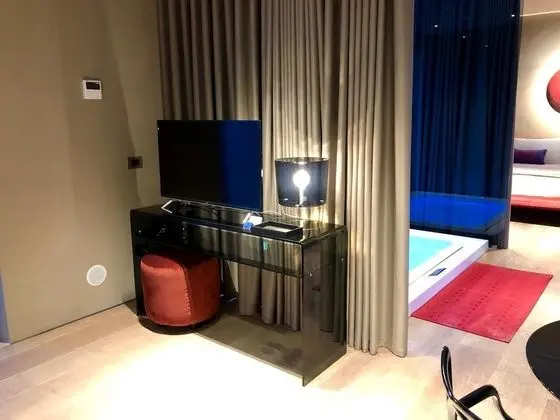 Grand Süit, Sıcak Su Havuzu