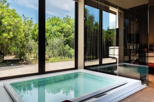 Grand Süit, Sıcak Su Havuzu