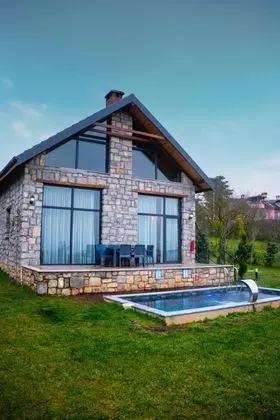 2+1 Taş Ev, Göl Manzaralı, Özel Havuzlu