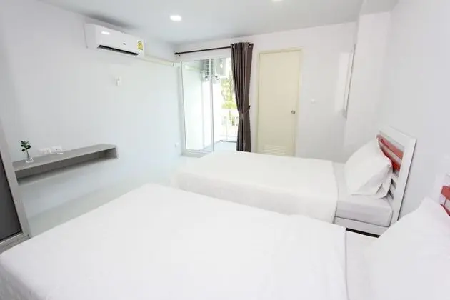 Twin Beds Room