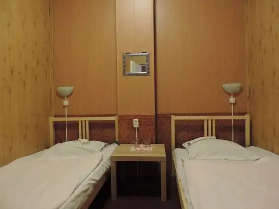 İki Ayrı Yataklı Oda, Ortak Banyo (No Windows)