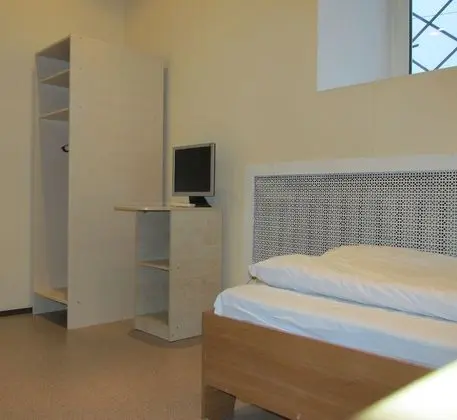 İki Ayrı Yataklı Oda, Ortak Banyo (No Windows)