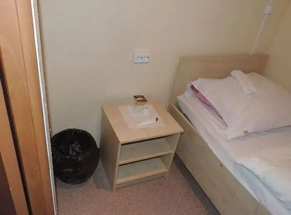 İki Ayrı Yataklı Oda, Ortak Banyo (No Windows)