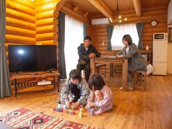 Ev (Log House)