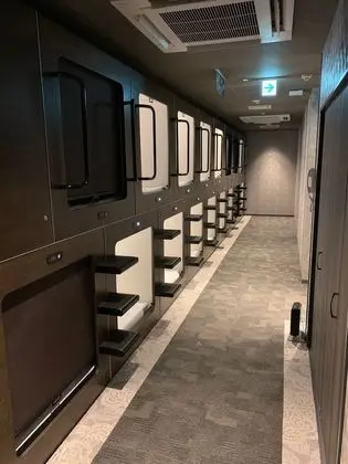 Oda, Sadece erkekler için (Cubic, with Television)