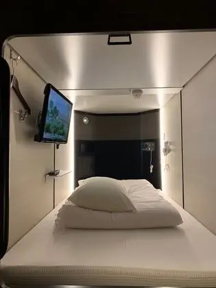 Oda, Sadece erkekler için (Cubic, with Television)