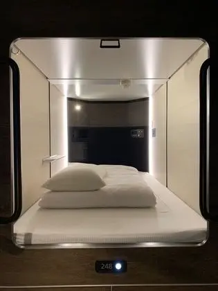 Oda, Sadece erkekler için (Cubic, without Television)