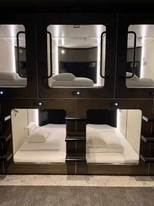Oda, Sadece erkekler için (Cubic, without Television)