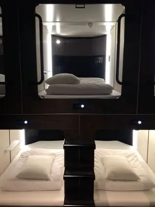 Oda, Sadece erkekler için (Cubic, without Television)