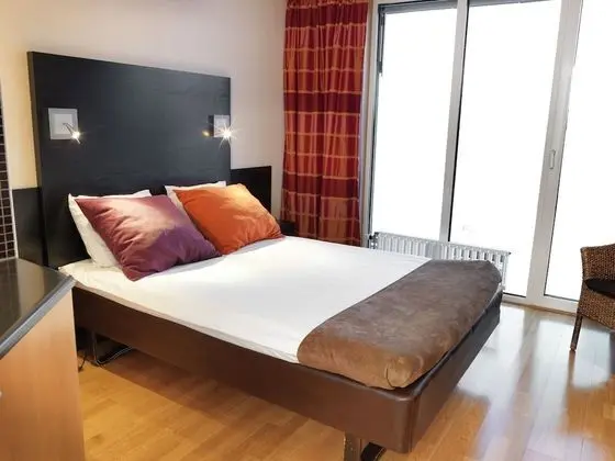 Grand Lit 140 cm bed with Kitchenette