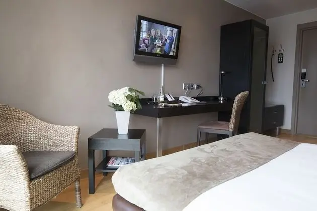 Grand Lit 140 cm bed with Kitchenette