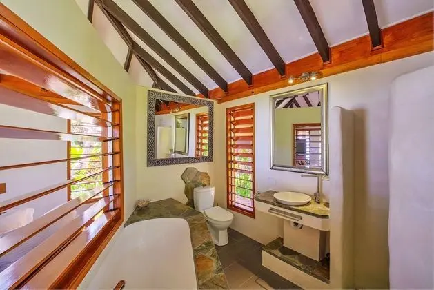 Villa (Beachfront Honeymooner)