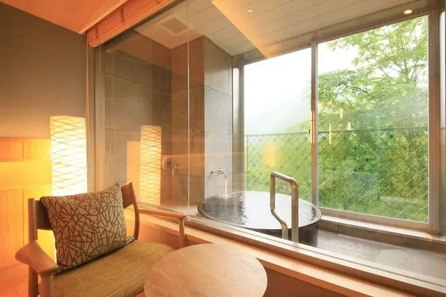 Oda, Sigara İçilmez (Queen, with Hot Spring)