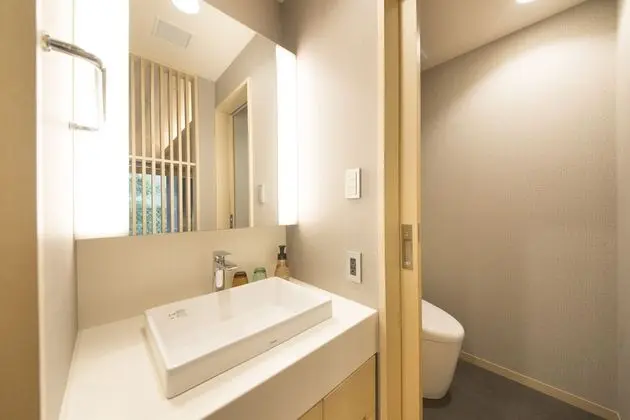 Oda, Sigara İçilmez (Queen, with Hot Spring)