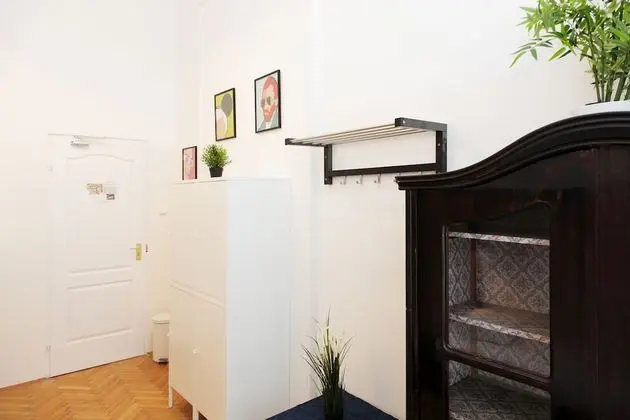 Single bed in 4-bed mixed dormitory