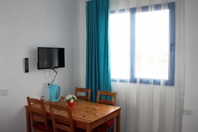 Triple, Havuz Manzaralı
