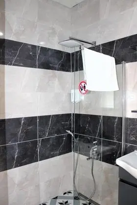 Triple, Havuz Manzaralı
