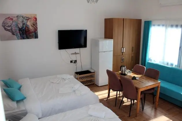 Triple, Havuz Manzaralı