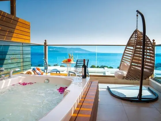 https://images.etstur.com/files/images/hotelImages/TR/212644/l/Maxeria-Blue-Didyma-Oda-374368.jpg