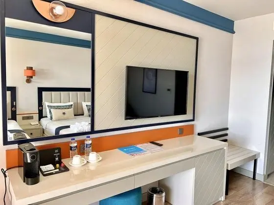 https://images.etstur.com/files/images/hotelImages/TR/212644/l/Maxeria-Blue-Didyma-Oda-374371.jpg
