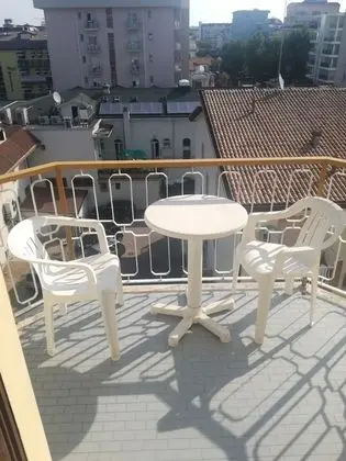 Üç Kişilik Oda, Balkon
