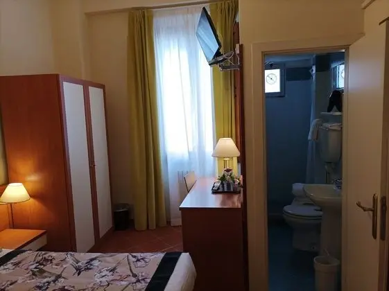 Economy Tek Kişilik Oda, 1 Büyük (Queen) Boy Yatak (Stair Access Only)