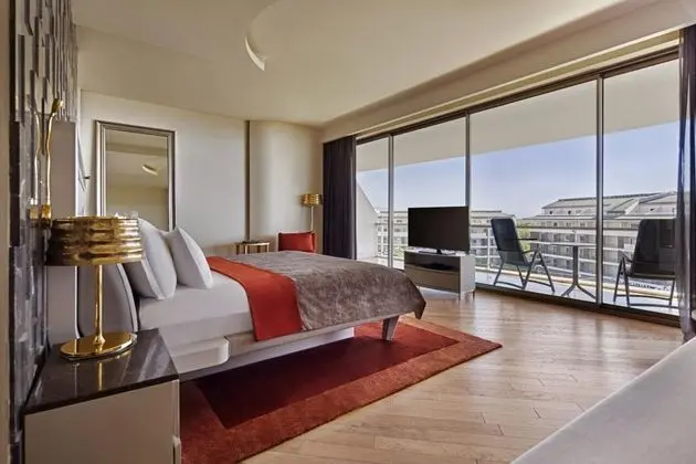 Suite, Kara Manzaralı, Balkonlu