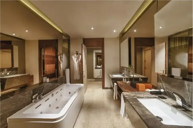 Suite, Kara Manzaralı, Balkonlu