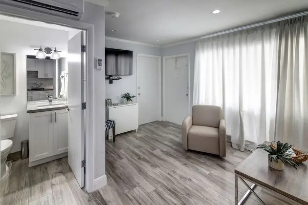One Bedroom Studio, Queen Suite