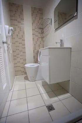 Üç Kişilik Oda, Ortak Banyo