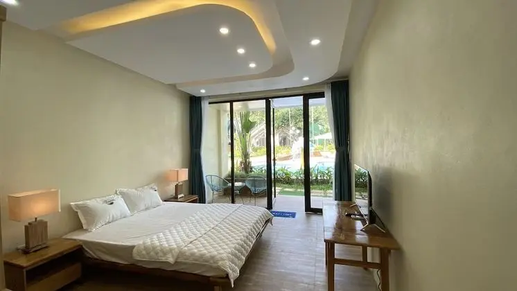 Deluxe Tek Büyük Yataklı Oda, Havuz Manzaralı