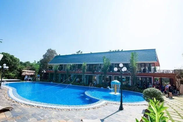 Deluxe Tek Büyük Yataklı Oda, Havuz Manzaralı
