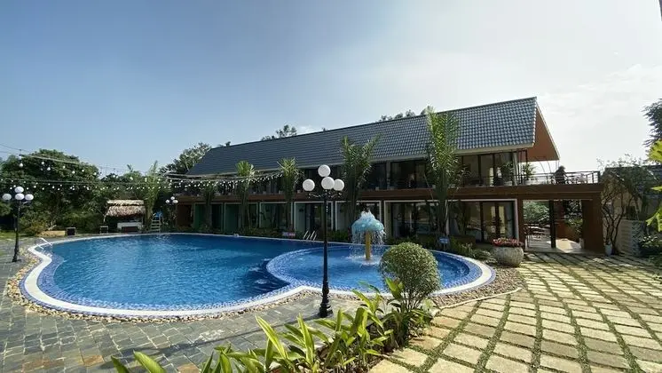 Deluxe Tek Büyük Yataklı Oda, Havuz Manzaralı