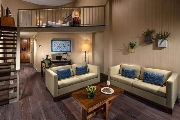 Çatı Katı (Loft), 1 En Büyük (King) Boy Yatak, Sigara İçilmez, Manzaralı
