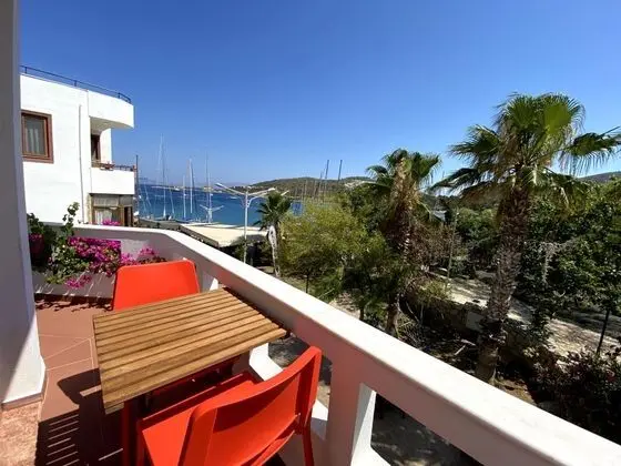 Triple, Deniz Manzaralı, Balkonlu
