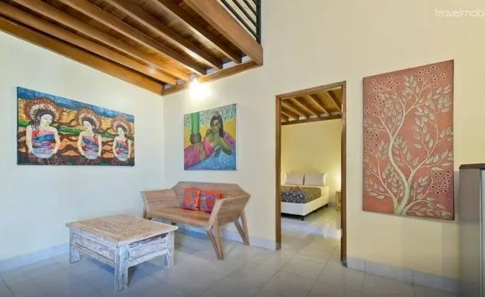 Private Two Bedroom Villa with 3 Queen Beds and Kitchen