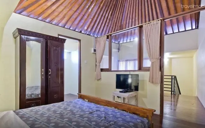 Private Two Bedroom Villa with 3 Queen Beds and Kitchen