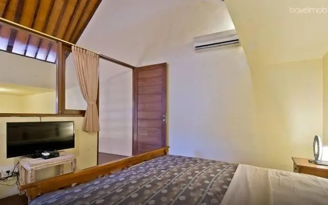 Private Two Bedroom Villa with 3 Queen Beds and Kitchen