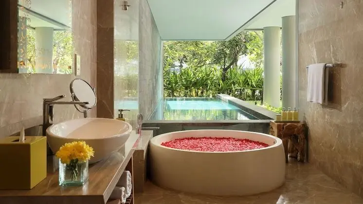 Heavenly Pool Suite King