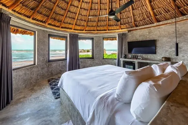 Oceanfront King Bed Minipool
