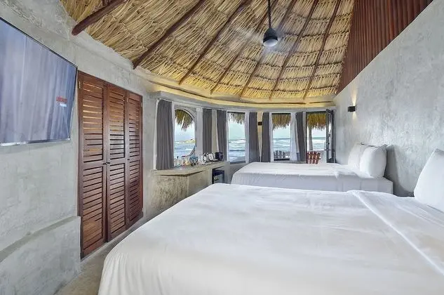 Oceanfront Two Double Beds Minipool