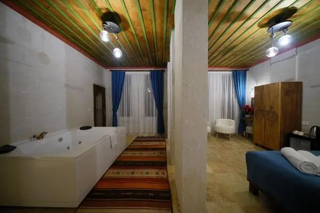 King Suite, Bahçe veya Sokak Manzaralı, Jakuzili ve Balkonlu