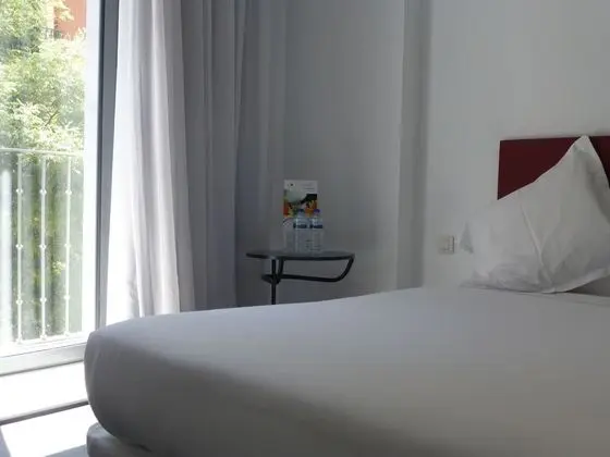 Büyük Yataklı Tek Kişilik Oda